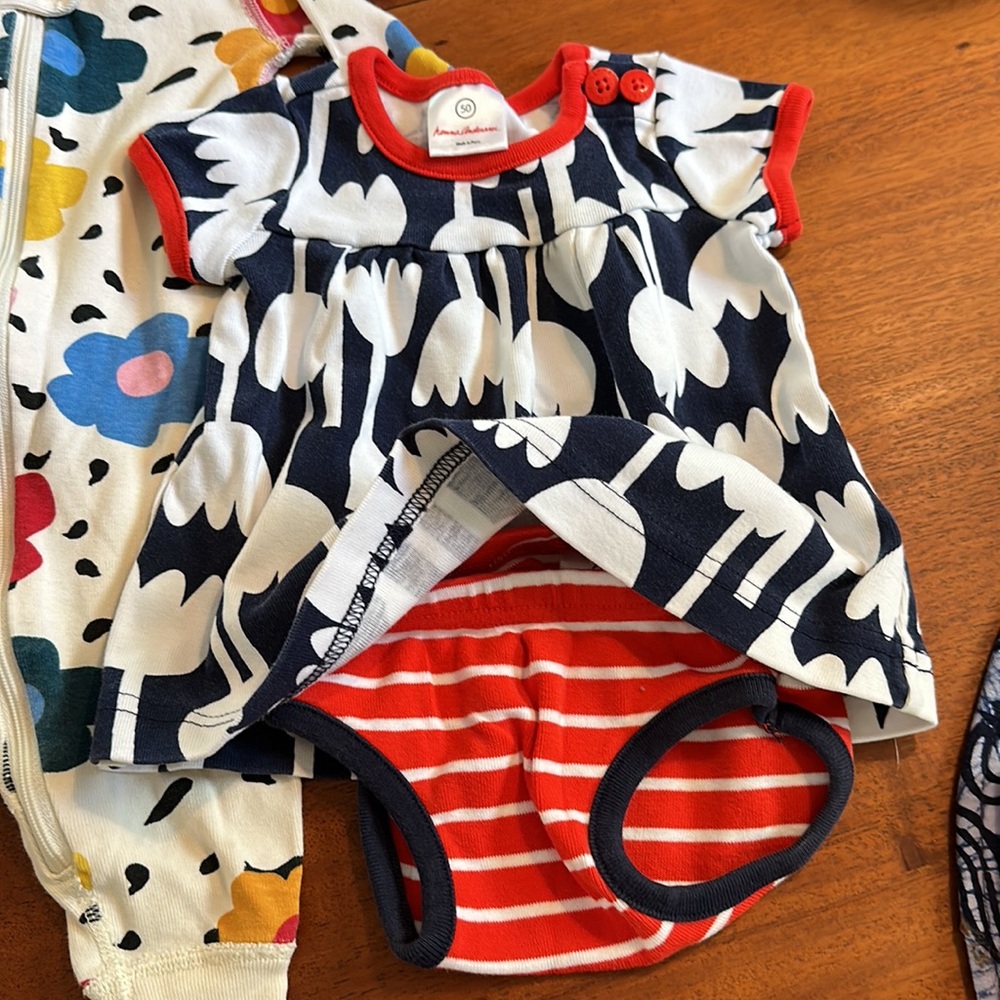 Like new 0-3 month Hanna Anderson baby girl bundle - Picture 3 of 4